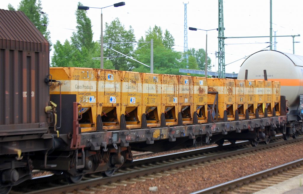 Beh�ltertragwagen mit vier Rads�tzen Typ? aus Polen mit gelben Beh�ltern beladen lt Aufschrift mit Calcium Carbide bef�llt, 12.08.10 Bhf. Flughafen Berlin-Sch�nefeld. 