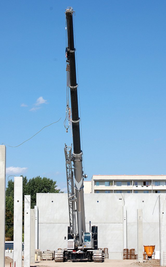 Bis jetzt habe ich erst ein einziges Mal auf einer Berliner Baustelle einen solchen Kran gesichtet, es ist ein Raupenkran mit Teleskopausleger vom Hersteller LIEBHERR wahrscheinlich der LTR 1100 der Fa. Grohmann, Aufbau einer Kauf- und Werkshalle N�he S-Bhf. Berlin Storkower Str. Berlin-Lichtenberg. 