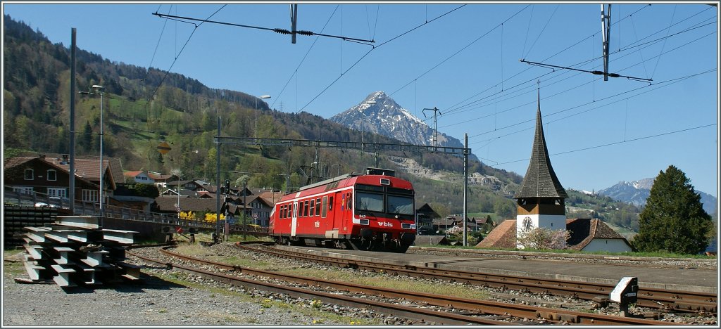 BLS (ex RM) Regionalzug von Spiez nach Interlaken erreicht Leissigen.
9. April 2011