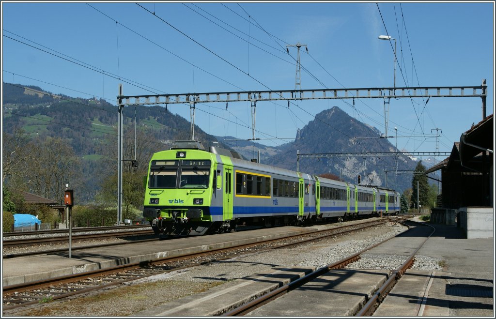 BLS Regionalzug Interlaken - Spiez bei der Ankunft in Leissigen.
9. April 2012
