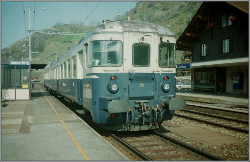 BLS Regionalzug nach Goppenstein beim Halt in Ausserberg.
Gescanntes Negativ, April 1993