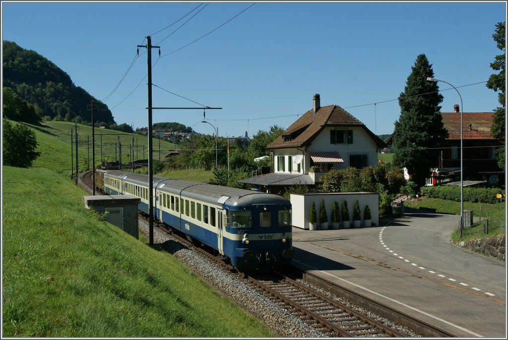 BLS Regionalzug Spiez - Interlaken beim Halt in Faulensee. 
27. Aug. 2012