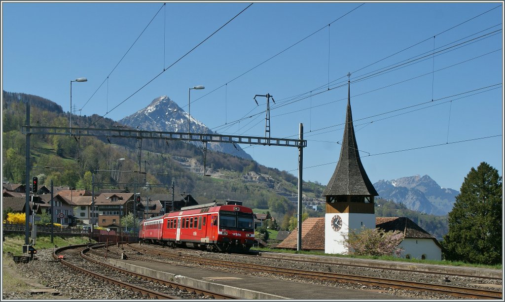 BLS Regionalzug von Spiez nach Interlaken erreicht Leissigen.
9. April 2011
