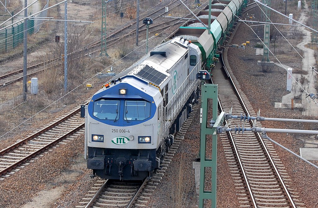Blue Tiger ITL 250 006-4 (92 80 1250 006-4 D-ITL, Bj.2003) rangiert firmeneigene Sch�ttgutwagen im Gbf. Berlin-Moabit, 23.03.10