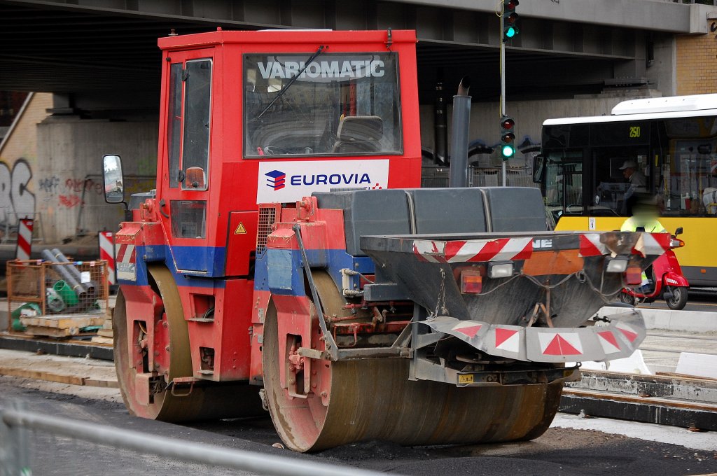 BOMAG VARIOMATIC Tandemwalze mit Streutrichter der Baufirma EUROVIA, 28.08.10 Berliner Str. berlin-Pankow. 