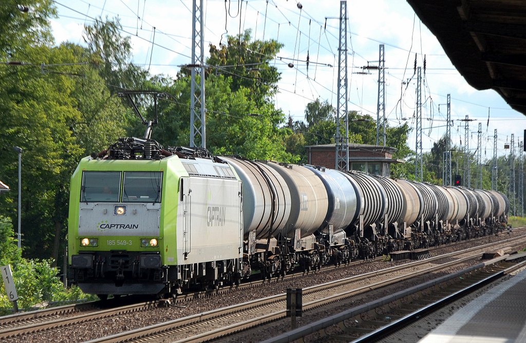 Captrain 185 549-3 (91 80 6185 549-3 D-CTD) mit Kesselwagenzug Richtung Bernau, 13.08.12 Berlin-Karow. 