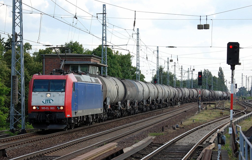Captrain Mietlok f�r ITL mit 185-CL 003 mit Kesselwagenzug Richtung Bernau, 15.07.13 Karower Kreuz Berlin.