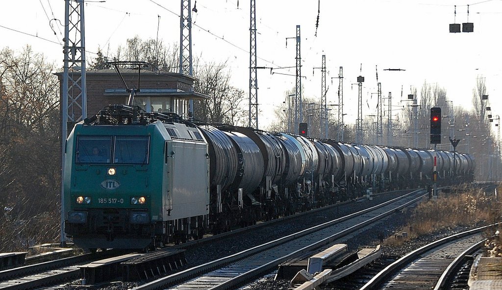 Captrain-Mietlok von ITL 185 517-0 (91 80 6185 517-0 D-CTD) mit Kesselwagenzug am 28.12.12 Berlin-Karow Richtung Bernau.