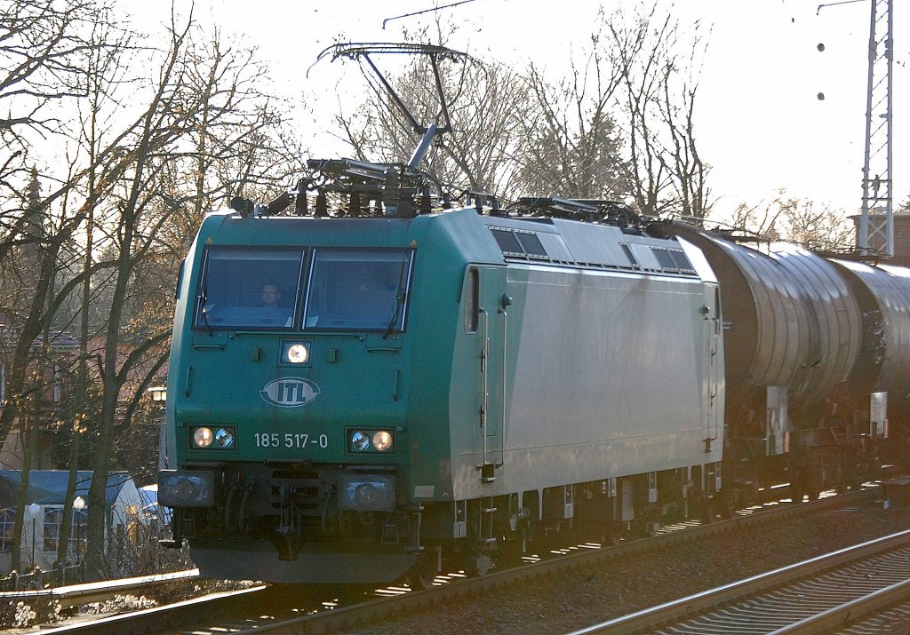 Captrain-Mietlok von ITL 185 517-0 (91 80 6185 517-0 D-CTD) mit Kesselwagenzug am 28.12.12 Berlin-Karow.