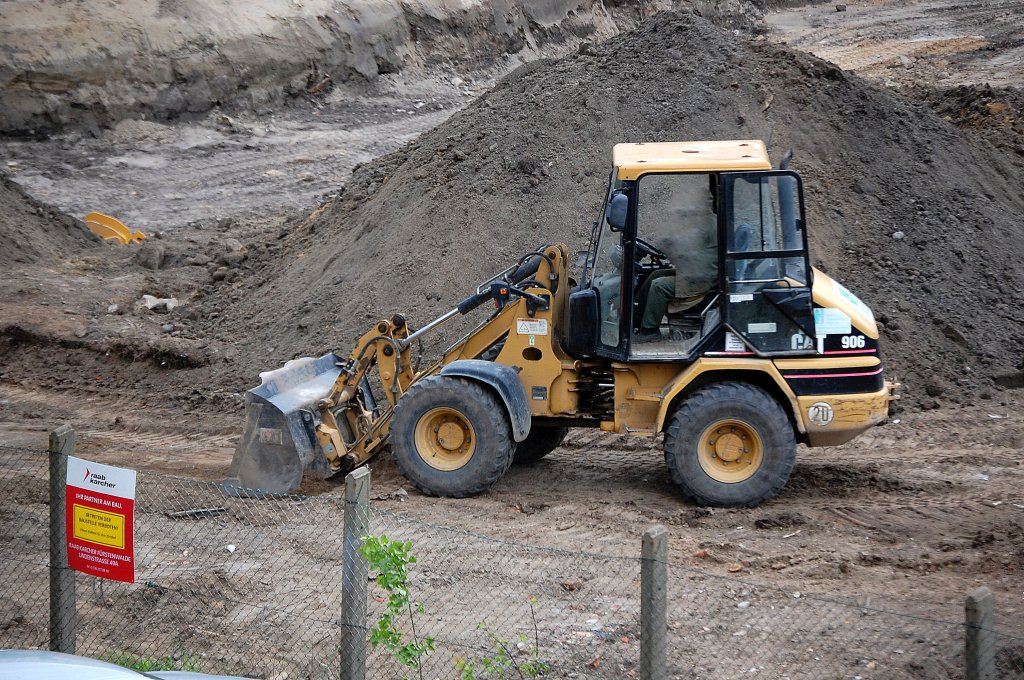 CAT 906 Radlader, 16.05.12 Berlin-Pankow.