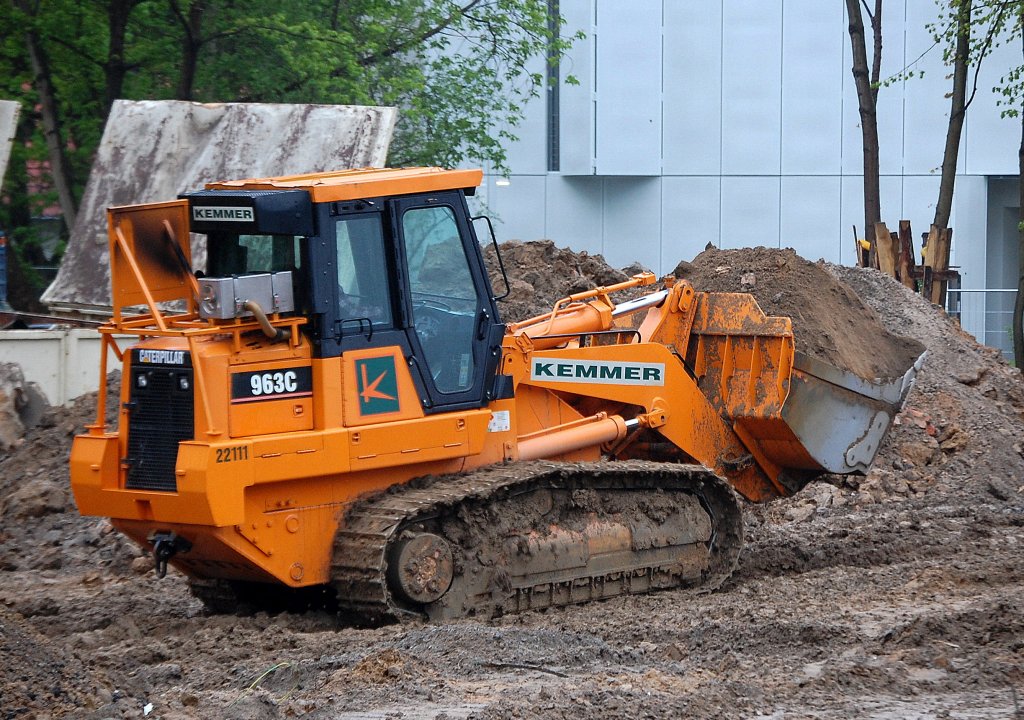 CAT 963C, eine Raupe der Baufirma KEMMER, 06.05.10 Berlin-Buch.  