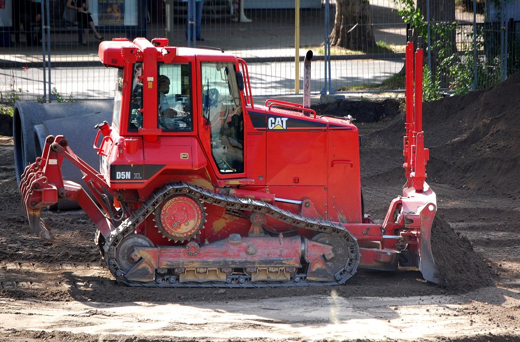 CAT D5N XL Raupe am 04.08.09 auf der Baustelle neben dem S-Bhf. Berlin-Karow.