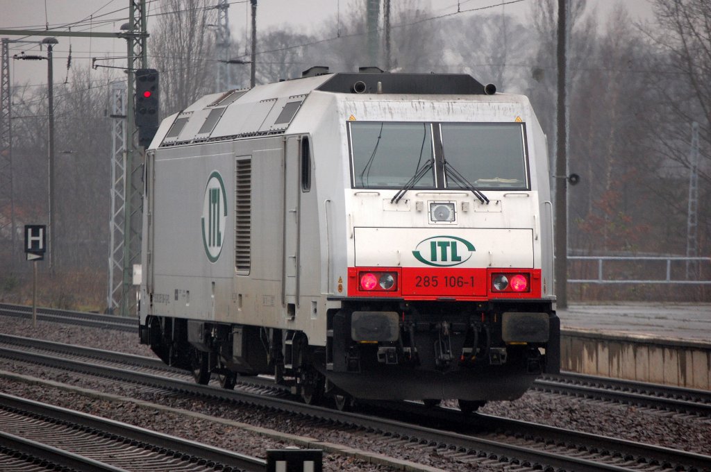 CBRail Leasinglok der ITL, 285 106-1 (92 80 1285 106-1 D-ITL, Bj.2008) am 29.11.08 im Bhf. Flughafen Berlin-Sch�nefeld.
