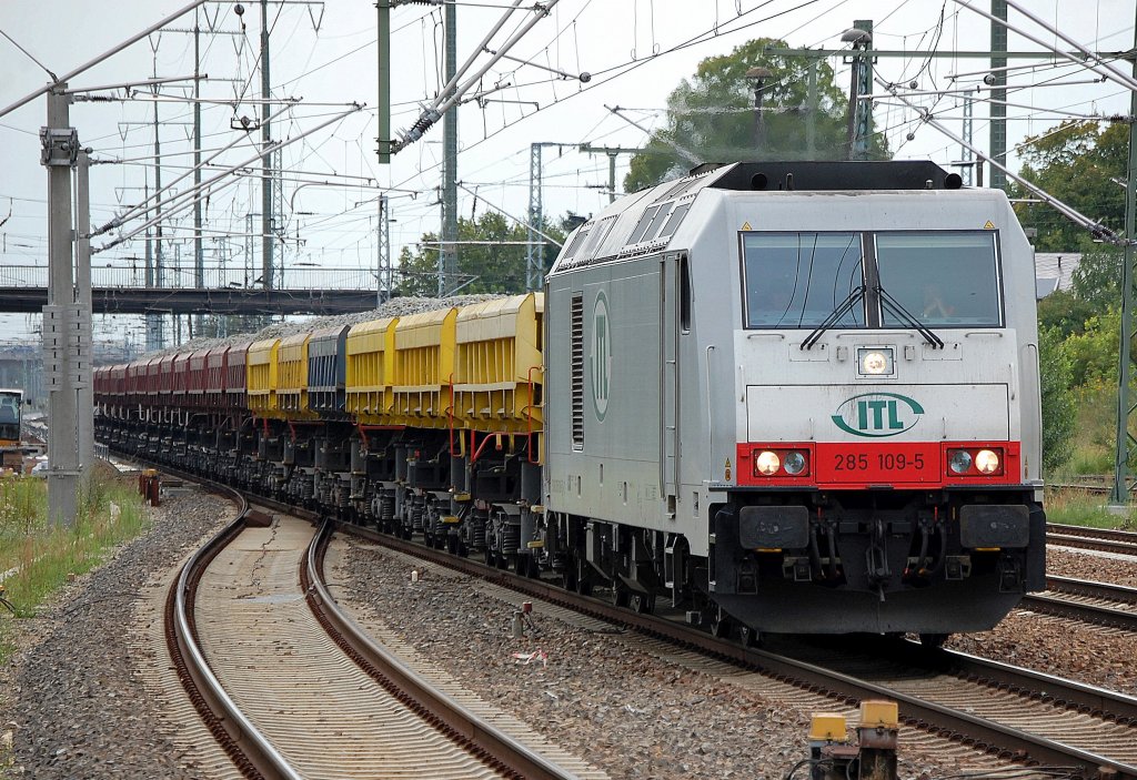 CBRail Leasinglok ITL 285 109-5 (92 80 1285 109-5 D-ITL, Bj.2008) mit frischem Gleisschotter bei der Durchfahrt im Bhf. Flughafen Berlin-Sch�nefeld, 05.08.10