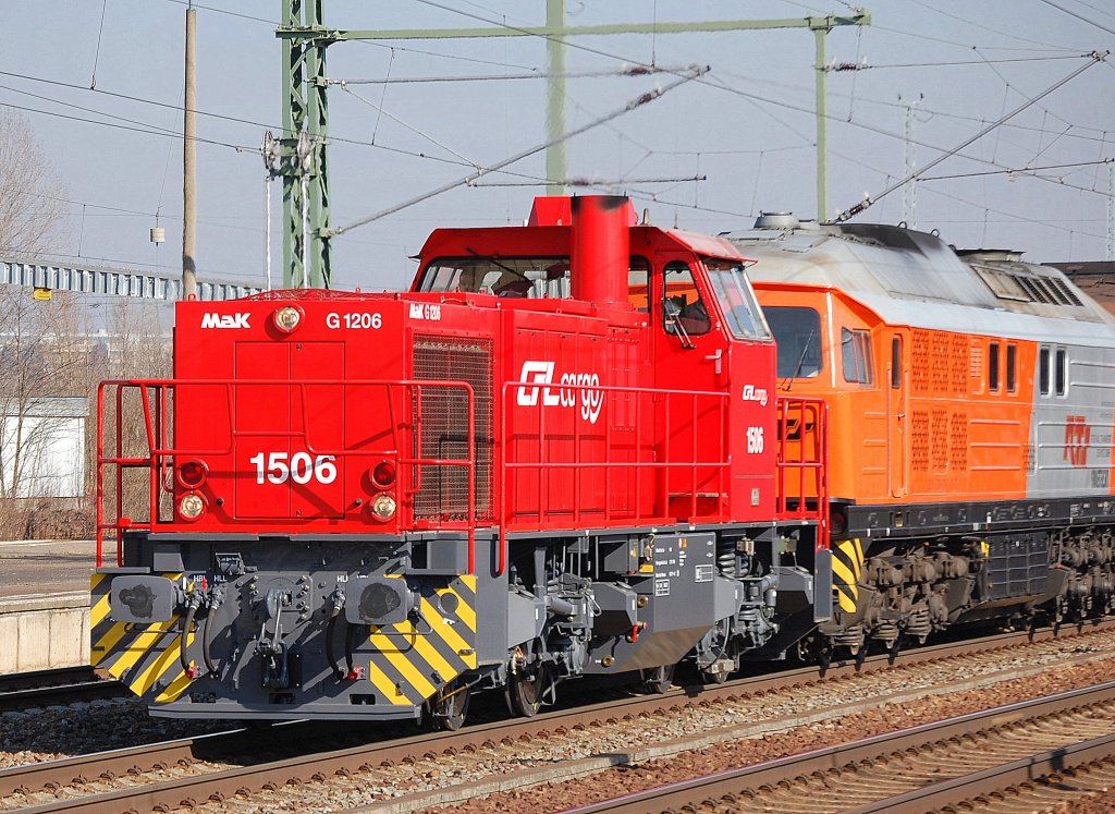 CFL Cargo Lok 1506 (VSFT Bj.2001) �berf�hrt die Ludmillas RTS 230 077-0 + Wismut GmbH V300 002 am 01.03.11 Bhf. Flughafen Berlin-Sch�nefeld.