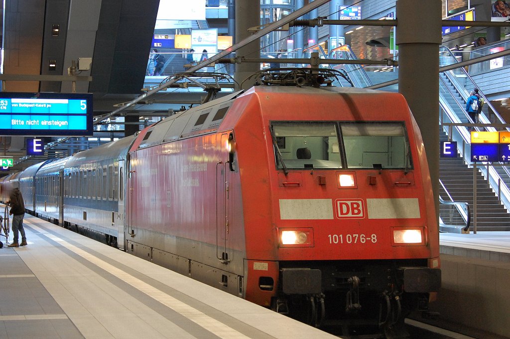 CNL 476 aus Budapest hat seine Tour in Berlin Hbf (tief) beendet mit 101 076-8, 01.05.13