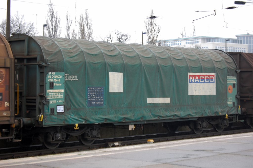 Coiltransportwagen mit Planenabdeckung des Wageneinsteller NACCO f�r die Fa. EXPRESS-INTERFRACHT, eingestellt in Deutschland mit der Nr. 37 RIV 80 D-NACCO 4774 164-0 Shimms Bahnhof: PARIS LA CHAPELLE, 29.11.08 Bhf. Flughfaen Berlin-Sch�nefeld.