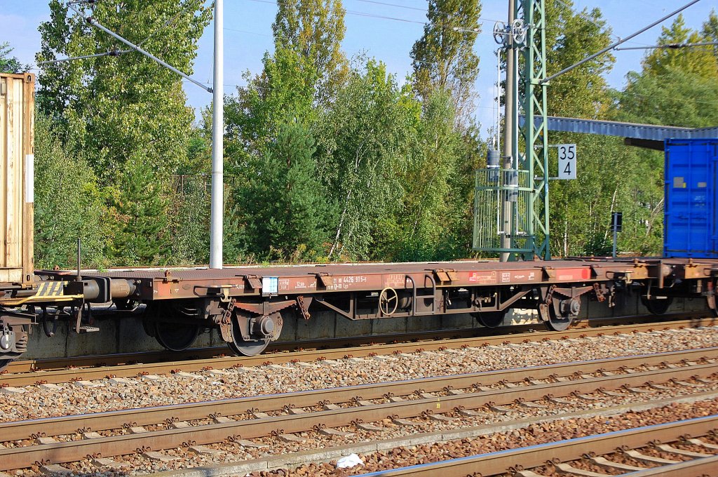 Containertragwagen der DB ingestellt mit der Nr. 31 RIV 80 D-DB 4426 915-5 Lgs 580, 22.09.11 Bhf. Flughafen Berlin-Sch�nefeld.