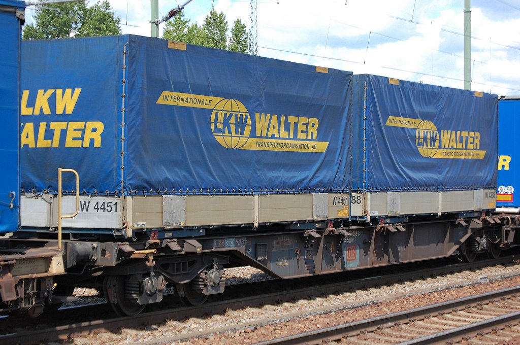 Containertragwagen-Doppeleinheit der DB eingestellt mit der Nr. 31 RIV 80 D-DB 4955 088-8 Sdggmrs 744 beladen mit Sattelgestellen der Sped. Internationale LKW WALTER TRANSPORTORGANISATION AG, 26.07.11 Bhf. Flughafen Berlin-Sch�nefeld.  