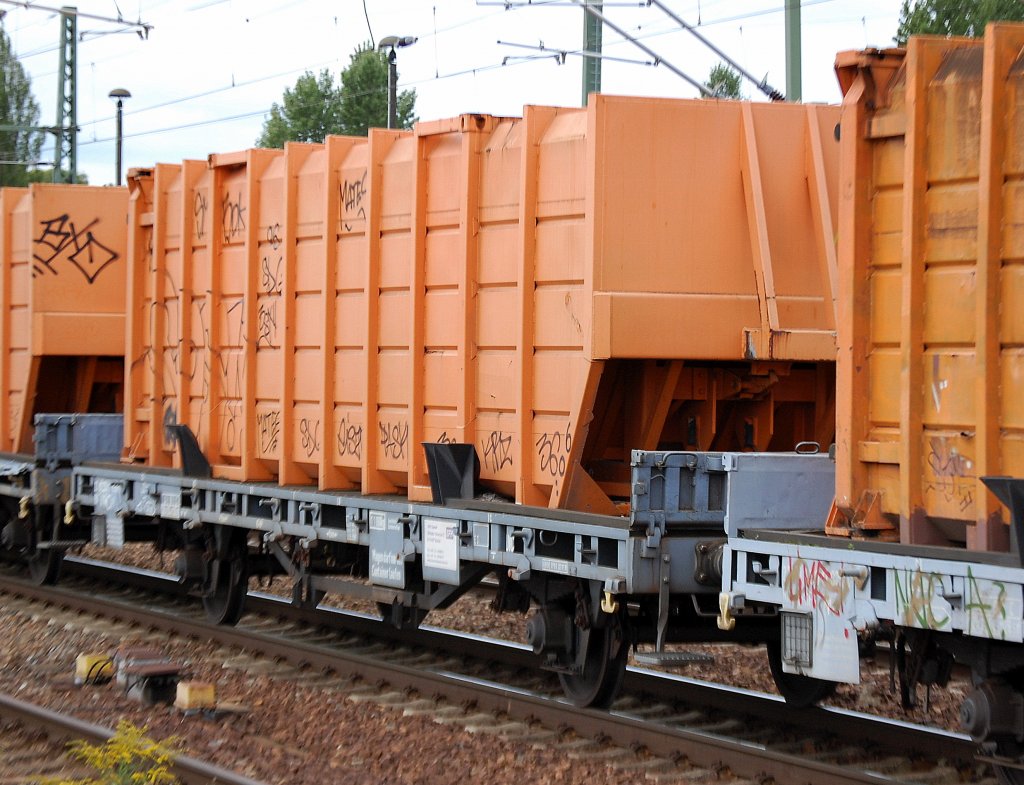 Containertragwagen mit M�llcontainer der Berliner Stadtreinigung (BSR) eingestellt mit der Nr. 23 RIV 80 D-SFH 330 0 008-0 Kps, 02.09.10 Bhf. Flughafen Berlin-Sch�nefeld.