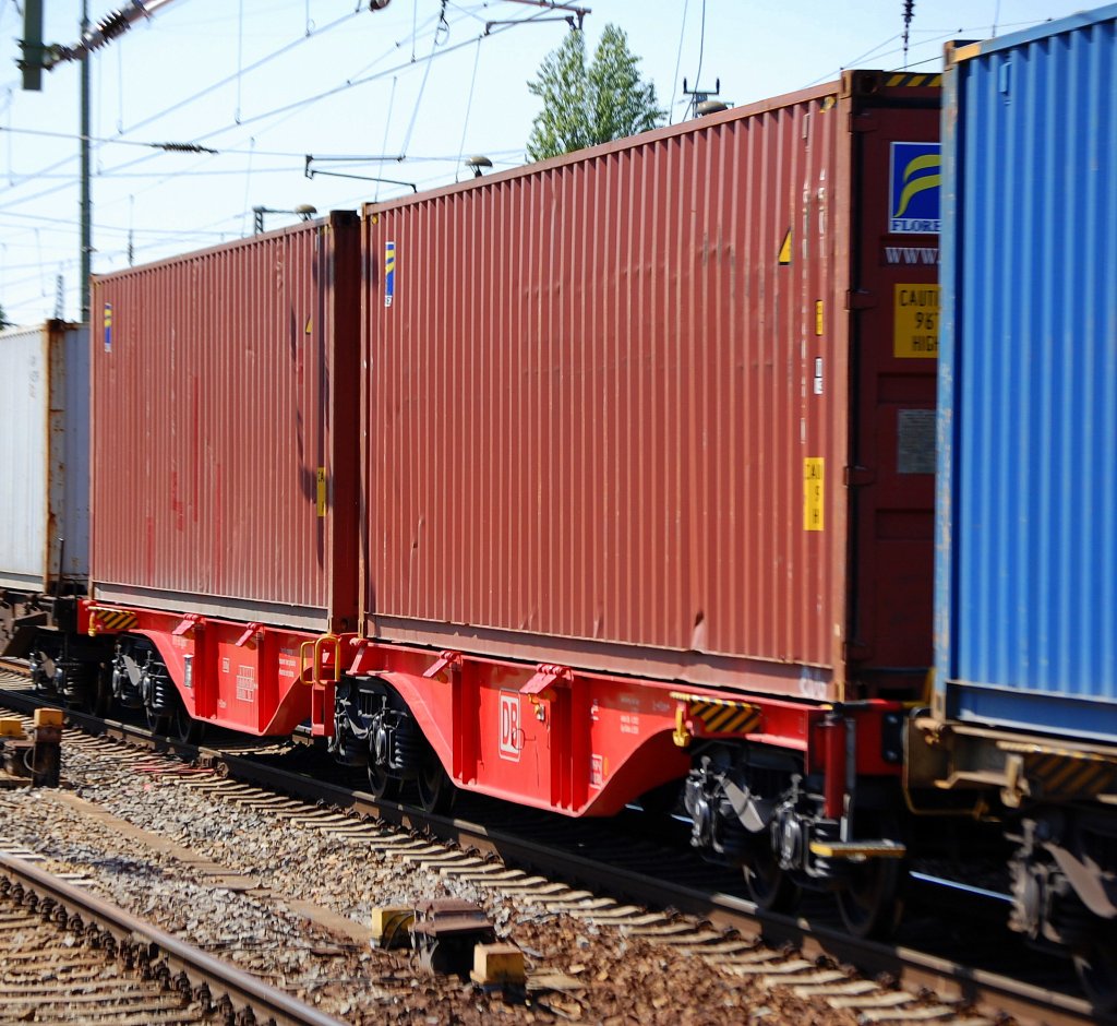 Containertragwageneinheit der DB eingestellt mit der Nr. 31 RIV 80 D-DB 4960 212-7 Sggrss 733.2, 02.05.09 Bhf. Flughafen Berlin-Sch�nefeld.