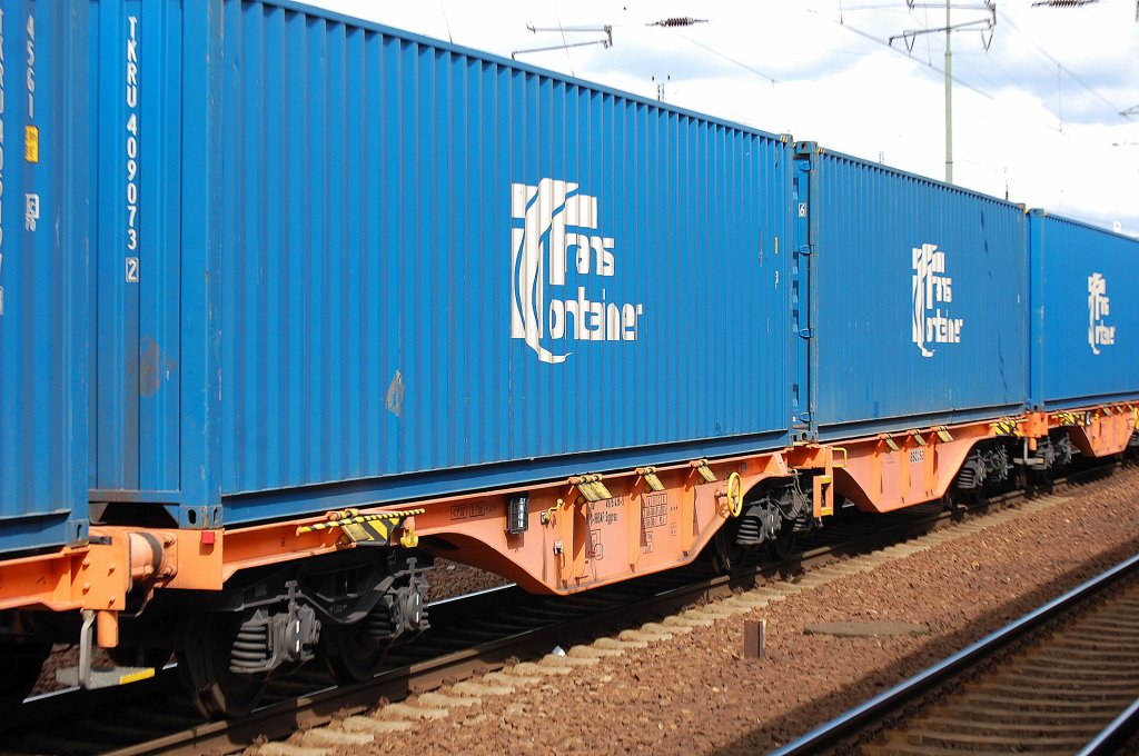 Containertragwageneinheit in oange vom Wageneinsteller wascosa, im Bild der Wagen mit der Nr. 37 TEN-RIV 80 D-RBSAF 4975 436-9 Sggrss im Ganzzug (Blaue Wand) am 28.08.10 Bhf. Flughafen Berlin-Sch�nefeld.