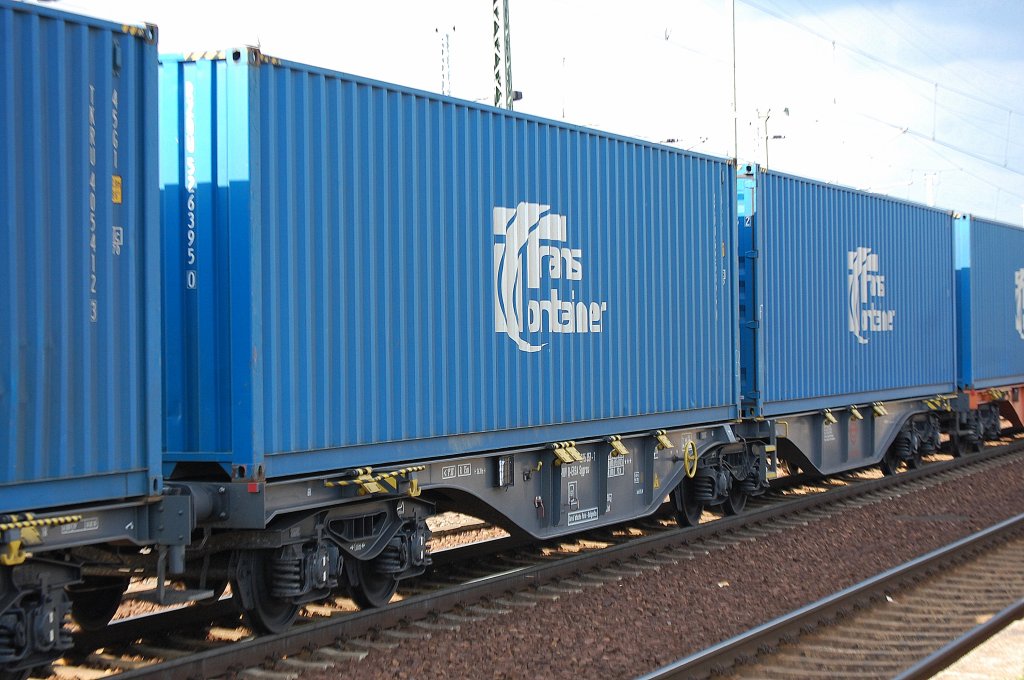 Containertragwageneinheit vom Wageneinsteller Ermewa eingestellt in Deutschland mit der Nr. 37 TEN-RIV 80 D-ERSA 4975 357-7 Sggrss Gare d´attache: Paris-Batignolles aus dem Containerzug  Blaue Wand  am 11.07.11 Bhf. Flughafen Berlin-Sch�nefeld.