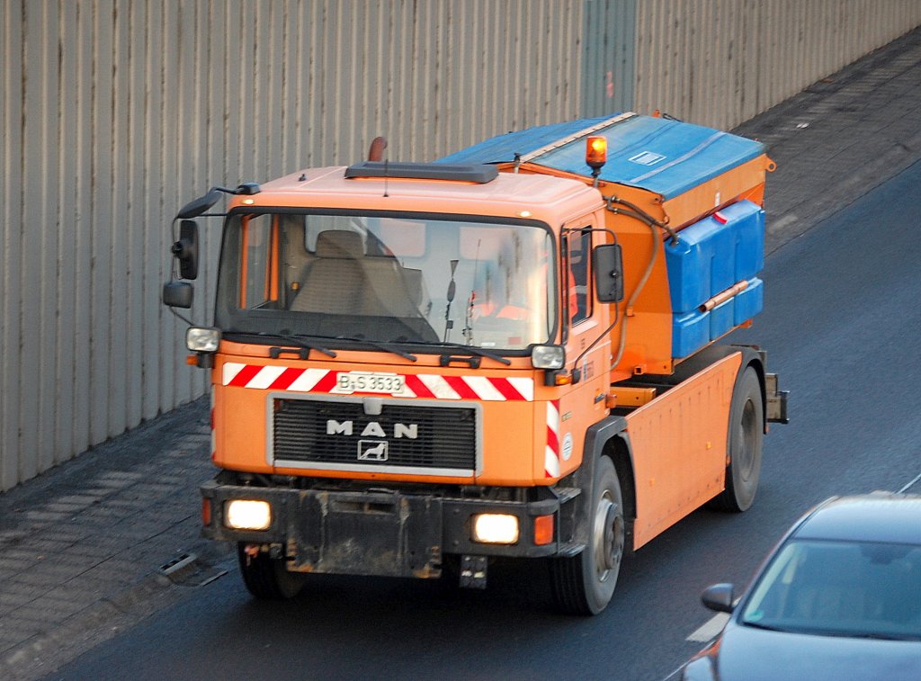 Da es Nachts wieder leichten Frost in Berlin gab waren auf der Berliner Stadtautobahn auch wieder Streufahrzeuge der Berliner Stadtreinigung BSR im Einsatz, hier ein �lterer MAN LKW, 10.01.11 Berliner Stadtautobahn H�he Knobelsdorffstr.