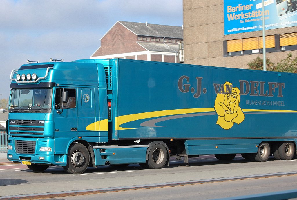 DAF 95.380 Zugmaschine mit Auflieger aus den Niederlanden, 21.10.11 Berlin Putlitzbr�cke.