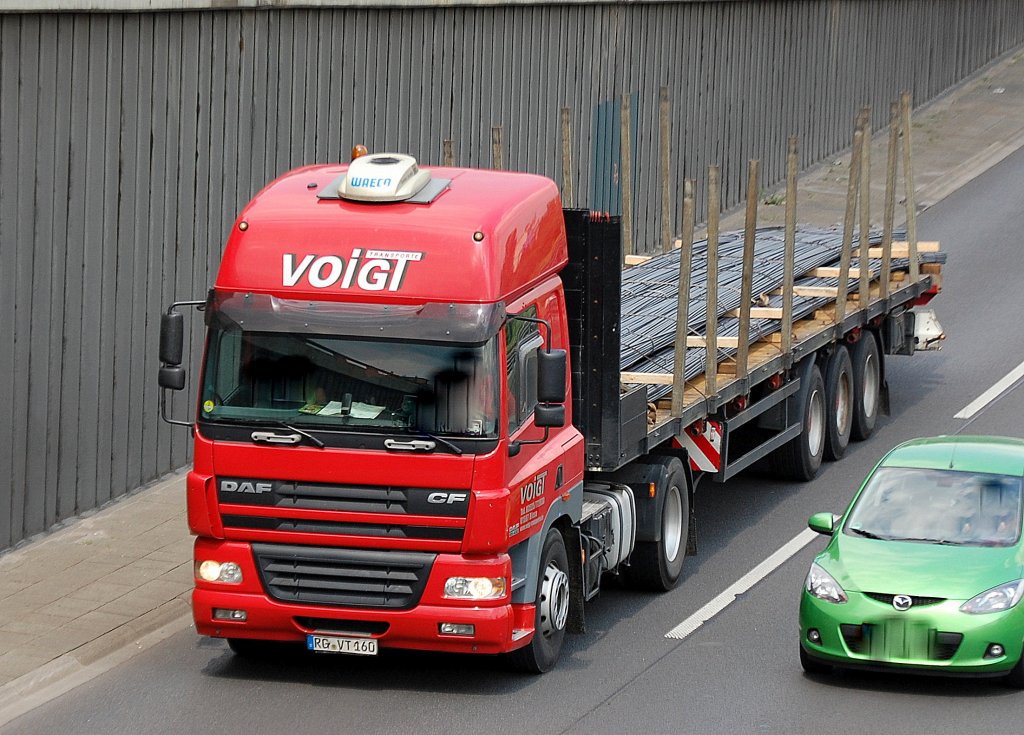 DAF CF 420 mit Rungenflachauflieger mit Stahlstangen beladen der Fa. TRANSPORTE Voigt, 12.07.11 Berliner Stadtautobahn H�he Knobelsdorffstr.