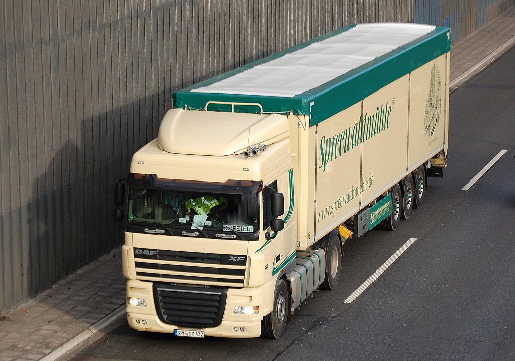 DAF XF Sattelzug der Fa. Spreewaldm�hle, 31.01.13 Berliner Stadtautobahn H�he Kaiserdamm. 