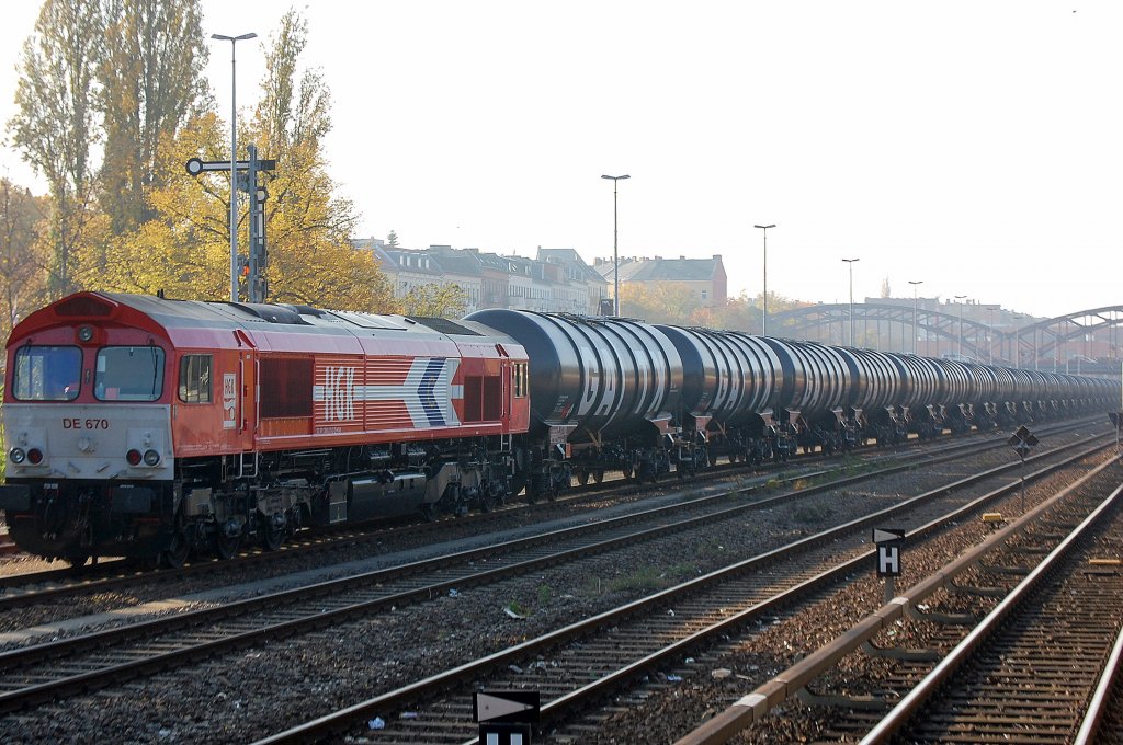 Das verfluchte Gegenlicht und die schlechte Lage vom S-Bahnsteig Berlin-Neuk�lln lie�en kein besseres Bild zu aber aufgrund des Seltenheitswertes stelle ich es doch ein, die HGK Lok DE 670 (92 80 1266 070-2-D-HGK) mit dem Kesselwagenzug zur Mittagszeit am alten Gbf. Berlin-Neuk�lln, 01.11.11