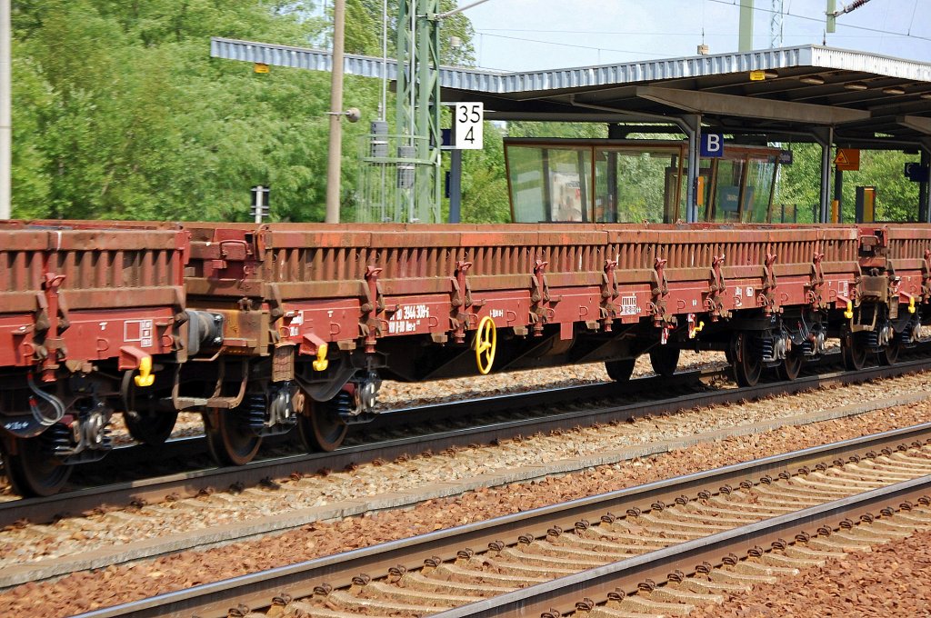 DB Drehgestellflachwagen eingestellt mit der Nr. 31 RIV 80 D-DB 3944 308-6 Res-x 679 am 06.06.11 Bhf. Flughafen Berlin-Sch�nefeld.