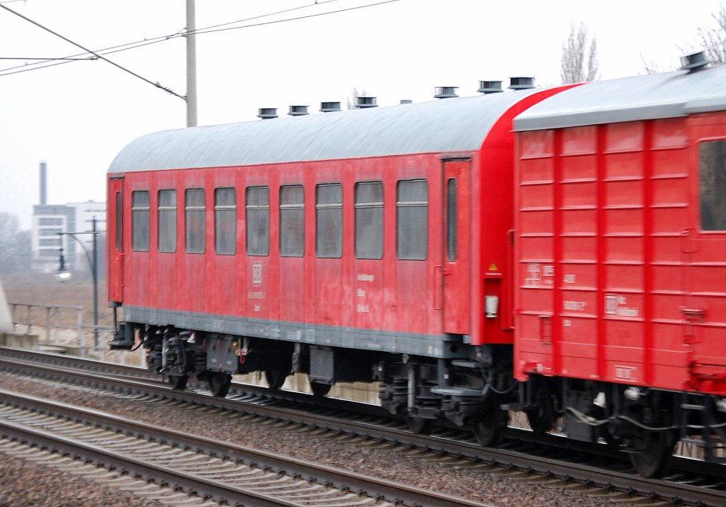 DB Hilfszug Aufenthaltswagen Nr. 60 80 99-01 528-1 am 17.01.12 Berlin-Pankow.