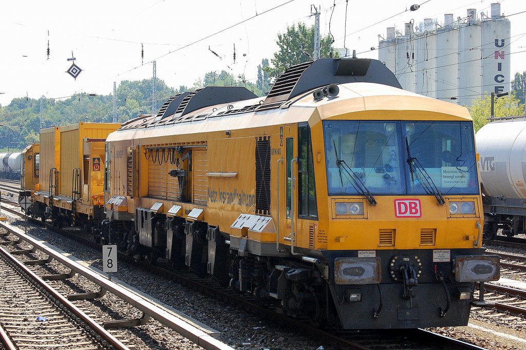 DB Netz mit LINSINGER Schienfr�szug Typ SF03 W-FFS (97 33 07 005 18-9) + Begleitwagen mit Auffangtrichter und Kompressor (31 80 390 5 945-2) + GAF 100R (97 17 50 137 18-6) abgestellt gegen�ber dem S-Bhf. Berlin Greifswalder Str. am 06.08.13 
