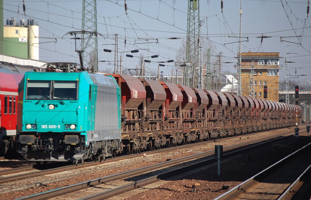 DB SCHENKER Rail Leasinglok 185 609-5 (91 80 6185 609-5 D-RBSAF, Bombardier Bj.2008) mit einem Ganzzug Sch�ttgutwagen zum Kurzhalt mit Personalwechsel im Bhf. Flughafen Berlin-Sch�nefeld, 08.03.11 