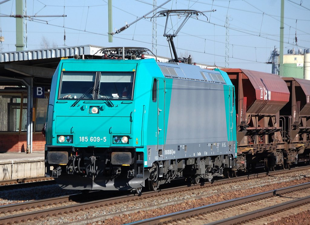 DB SCHENKER Rail Leasinglok 185 609-5 (91 80 6185 609-5 D-RBSAF) am 08.03.11 im Bhf. Flughafen Berlin-Sch�nefeld. 