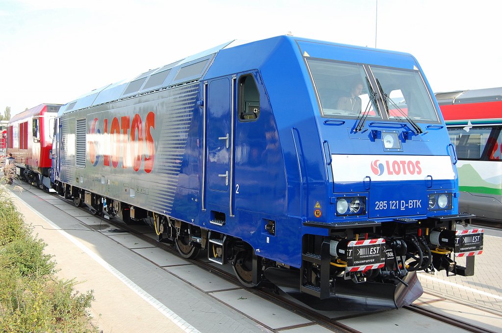 Demn�chst f�r die polnische Privatfirma LOTOS im Einsatz eine fabrikneue Bombardier 285&acute;er, auf der InnoTrans als 285 121 D-BTK ausgestellt, seitlich schon die polnische Registrierung 92 51 ??? ???-? PL-LOTOS, 24.09.10 