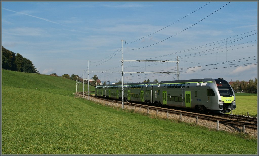 Der BLS  Mutz  515 001 bei Kehrsatz als S 33 auf der Fahrt nach Belp.
5. Okt. 2012  