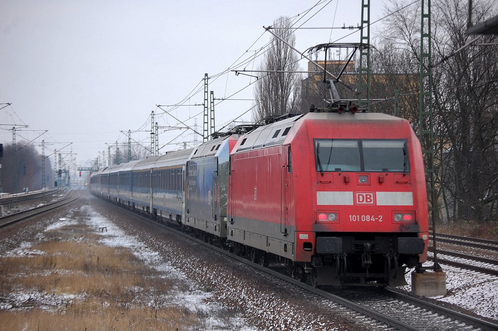 Der EC 175 gezogen von 101 013-1 hinten dran 101 083-4  S�dafrika  + Schiebelok 101 084-2 am 13.01.13 Richtung Berlin Hbf.(tief), Berlin-Jungfernheide.    