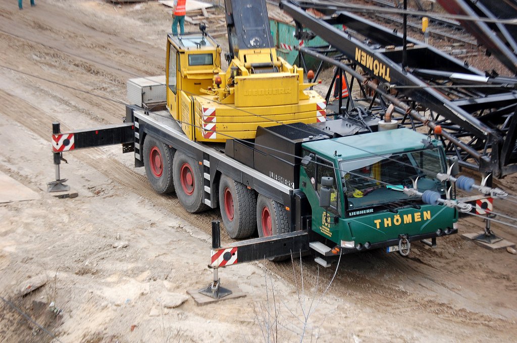 Der kleine Bruder hilft seinem gro�em bei der Gitterspitzenbefestigung, dieser LIEBHERR LTM 1070 der Fa. TH�MEN neben dem LTM 1500 am 19.03.10 2.Bauabschnitt Neubau Spandauer Damm Br�cke Berlin.