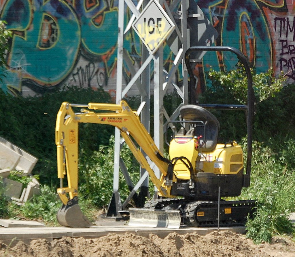 Der kleinste in der Produktpalette der AMMANN YANMAR Minibagger ist der ViO 10-2A hier im Einsatz an der Bahnstrecke N�he S-Bhf. Berlin-Landsberger Allee am 09.05.11 (Bild aus dem S-Bahnfenster heraus)