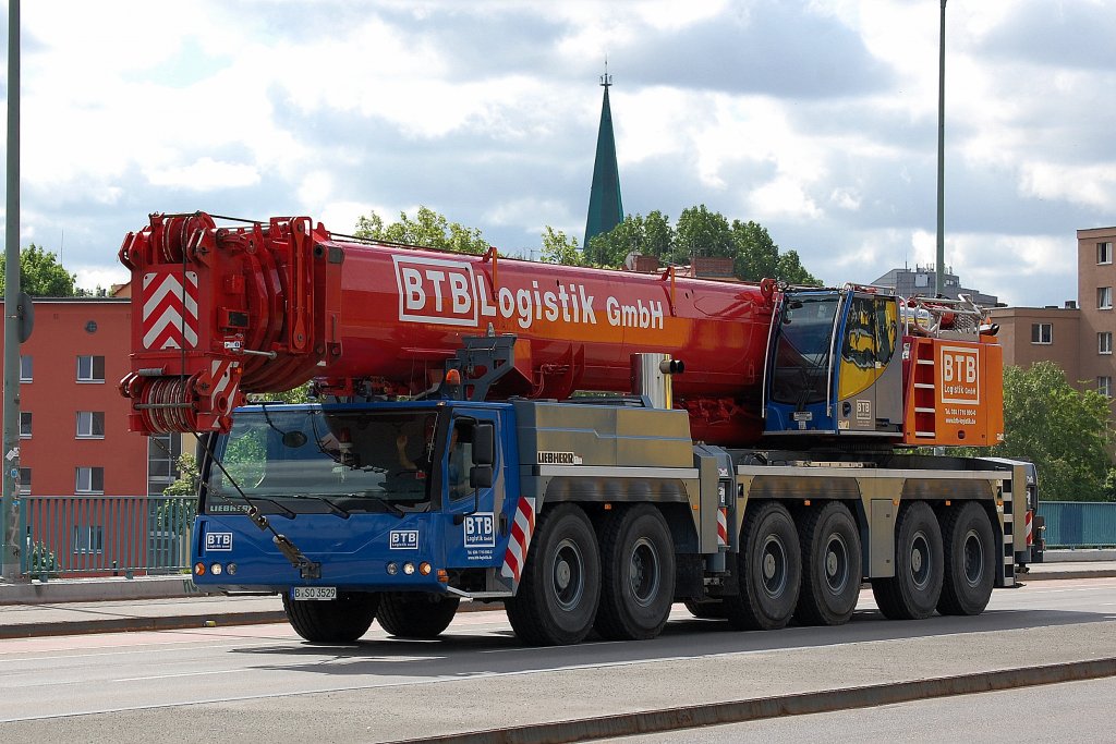 Der noch ganz neue BTB Logistik Fahrzeugkran, ein LIEBHERR LTM 1300-6.1 auf dem Weg zum Betriebsgel�nde des Vattenfall Kohlekraftwerks am Berliner Westhafen um dort den alten Portalkran gegen einen neuen zu tauschen, die Begleitlaster waren schon vor Ort, 27.05.13 Berlin-Putlitzbr�cke.