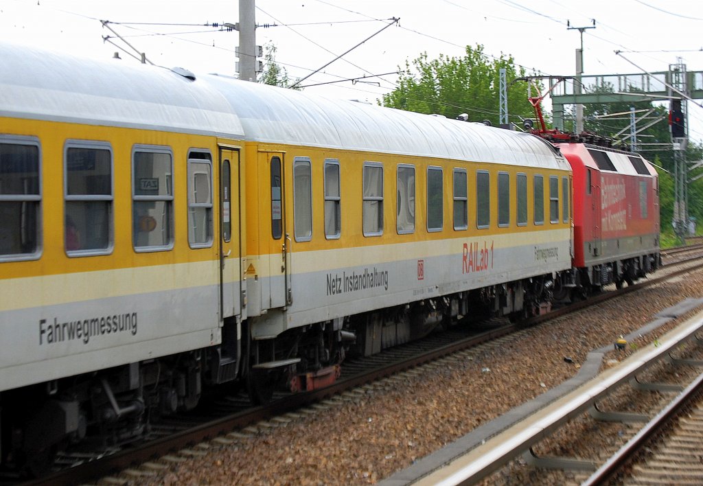 Der RAILab1 Messwagen der DB Netz Instandhaltung gezogen von 120 502 am 15.06.11 Berlin-Blankenburg. 