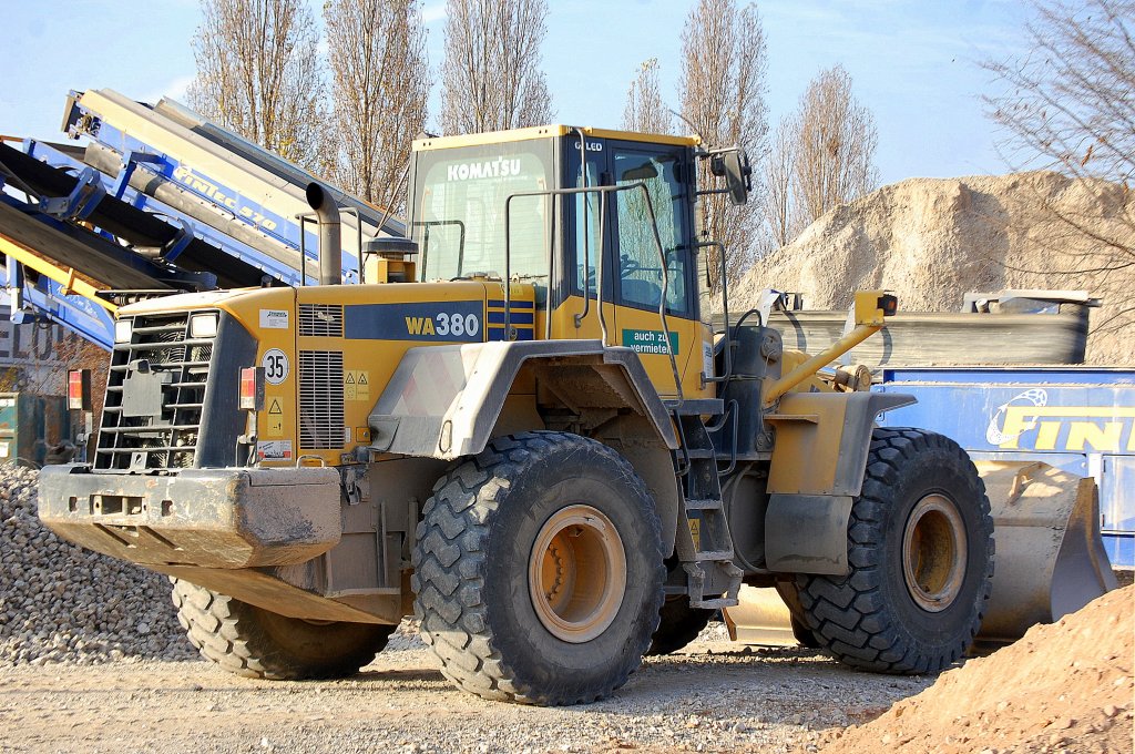 Der schon recht gro�e KOMATSU WA380 Radlader (Leasingbaumaschine), ein formm��ig klassischer Radlader, 22.11.11 N�he S-Bhf. Landsberger Allee (Berlin).
