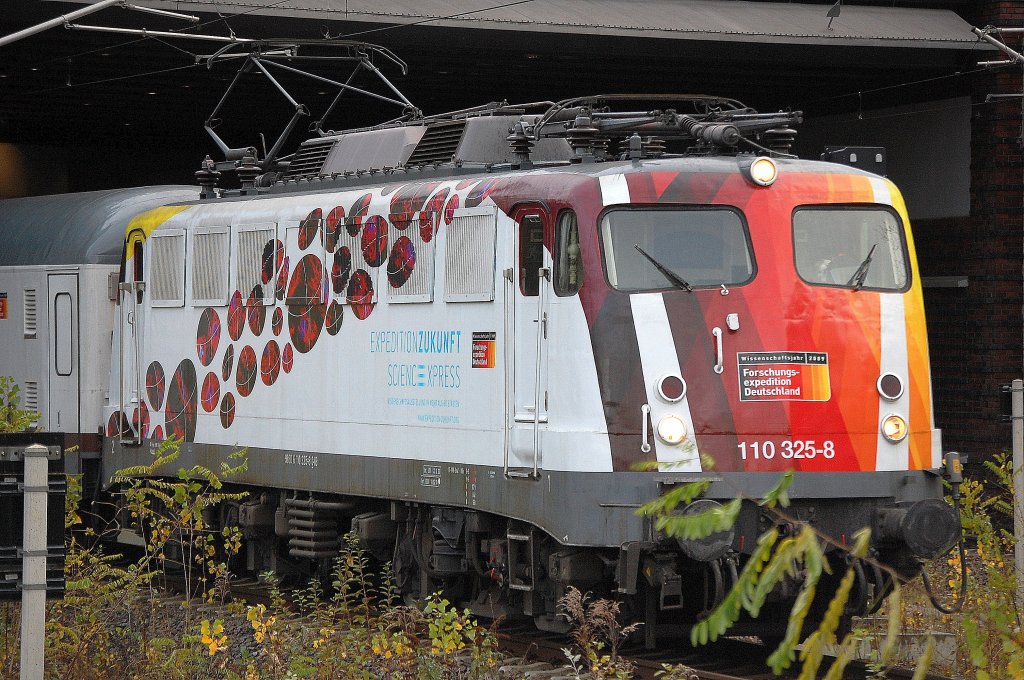 Der Sonderzug der DB, der SCINCEEXPRESS am 23.11.09 Bhf. Berlin-Gesundbrunnen. Hier die 110 325-8 in der wundersch�nen Farbgestaltung des Sonderzuges.