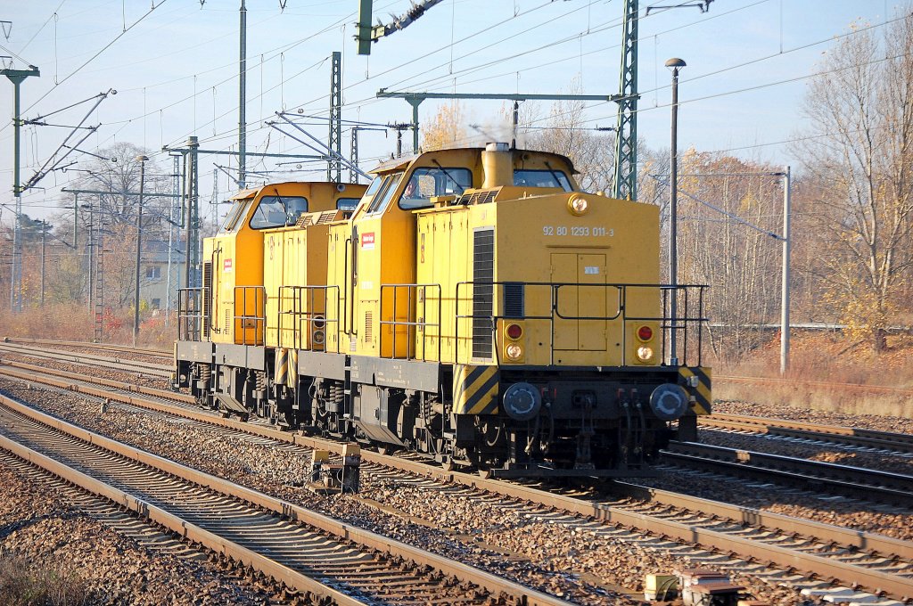 DGT/DB Bahnbaugruppe Lok 9 (92 80 1293 001-3) + Lok 8 (92 80 1293 010-5) am 14.11.12 Bhf. Flughafen Berlin-Sch�nefeld.