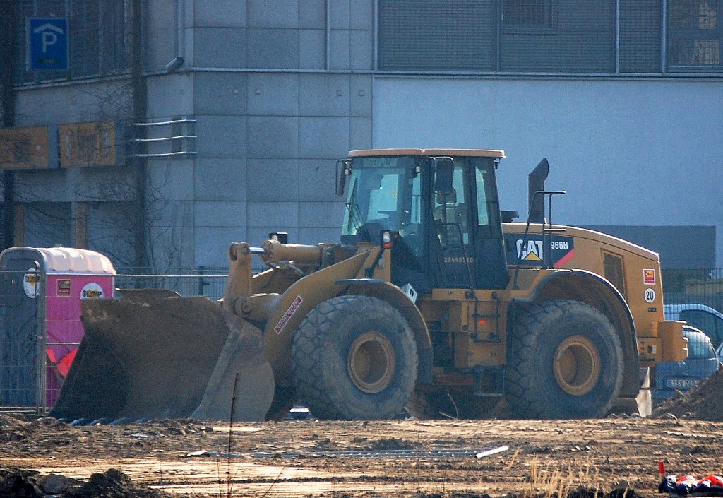 Dicker Brocken, ein CAT 966H (Leasingbaumaschine), 01.03.11 Gro�baustelle gegen�ber dem S-Bhf. Berlin Frankfurter Allee.