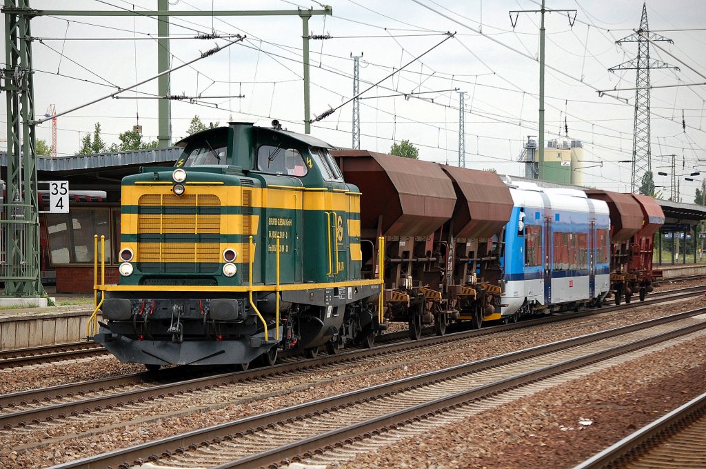 Die 211.074 (92 80 1211 074-0 D-EGB) �berf�hrt einen fabrikneuen RegioShuttle f�r die tschechische Staatsbahn, den Triebzug 841 0036-0 (CZ CD 95 54 5 841 006-0), 14.06.12 Bhf. Flughafen Berlin-Sch�nefeld. 