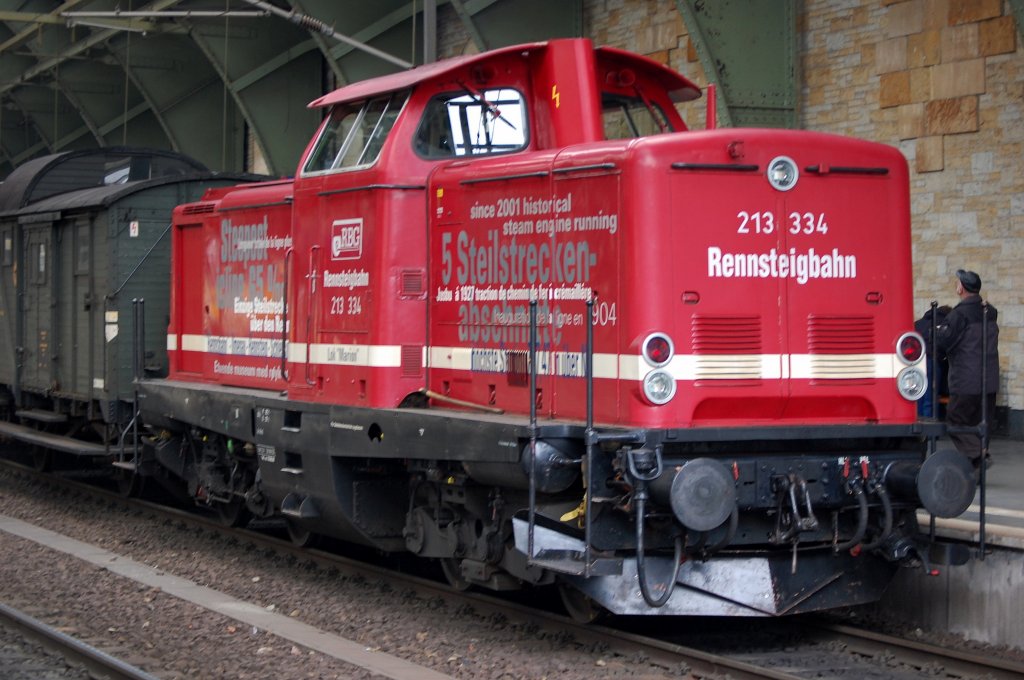 Die 213 334 (MaK, Bj.1966) auf Werbetour in eigener Sache mit historischen Personenwagen am Haken im Berliner Ostbhf. am 28.03.09